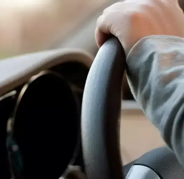 چرا فرمان ماشین به یک سمت کشیده می‌شود؟